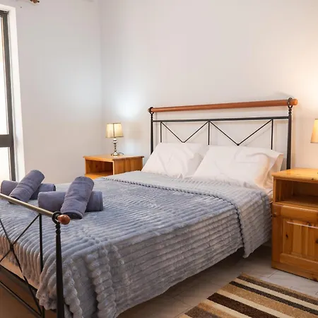 Atrium 3 Bedroom 2 Bath Family شقة
